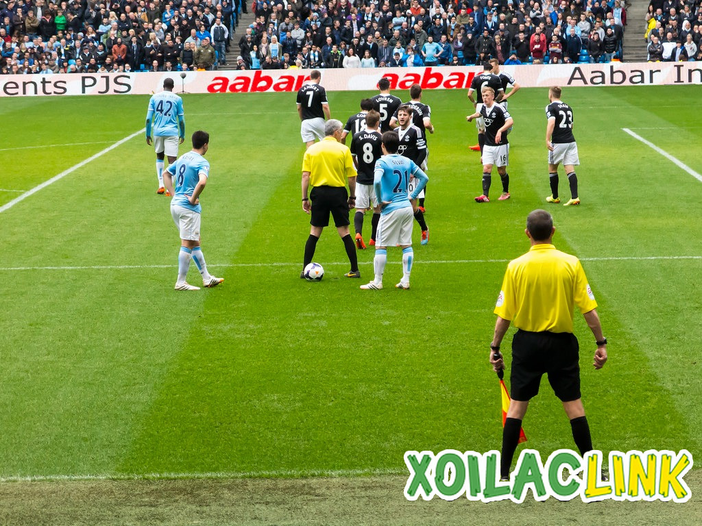 cau-thu-dang-da-phat-gian-tiep