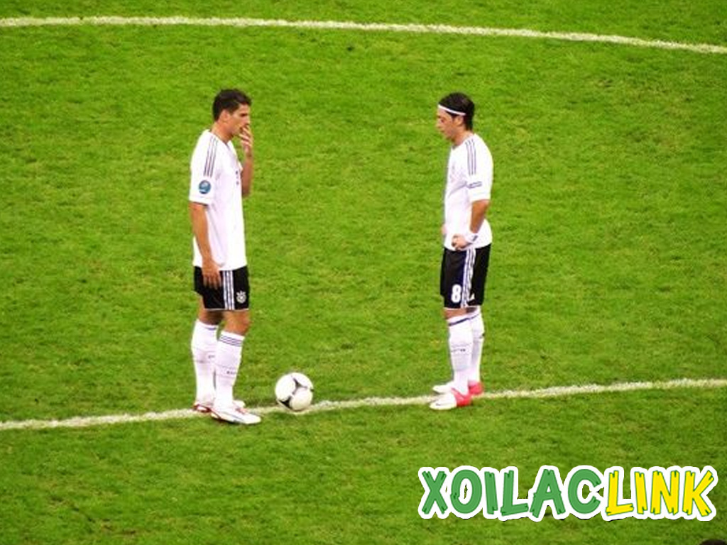 Luật giao bóng trong bóng đá: Quy định chuẩn, tình huống áp dụng