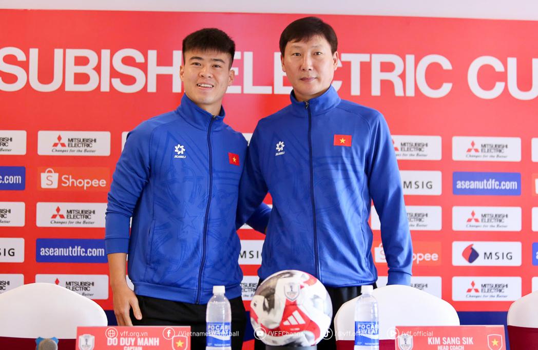 HLV Kim Sang Sik và Duy Mạnh bầu rất khác nhau ở giải thưởng FIFA The Best