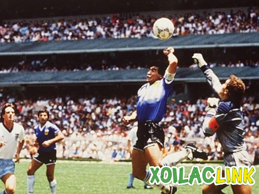 maradona-voi-ban-tay-cua-chua